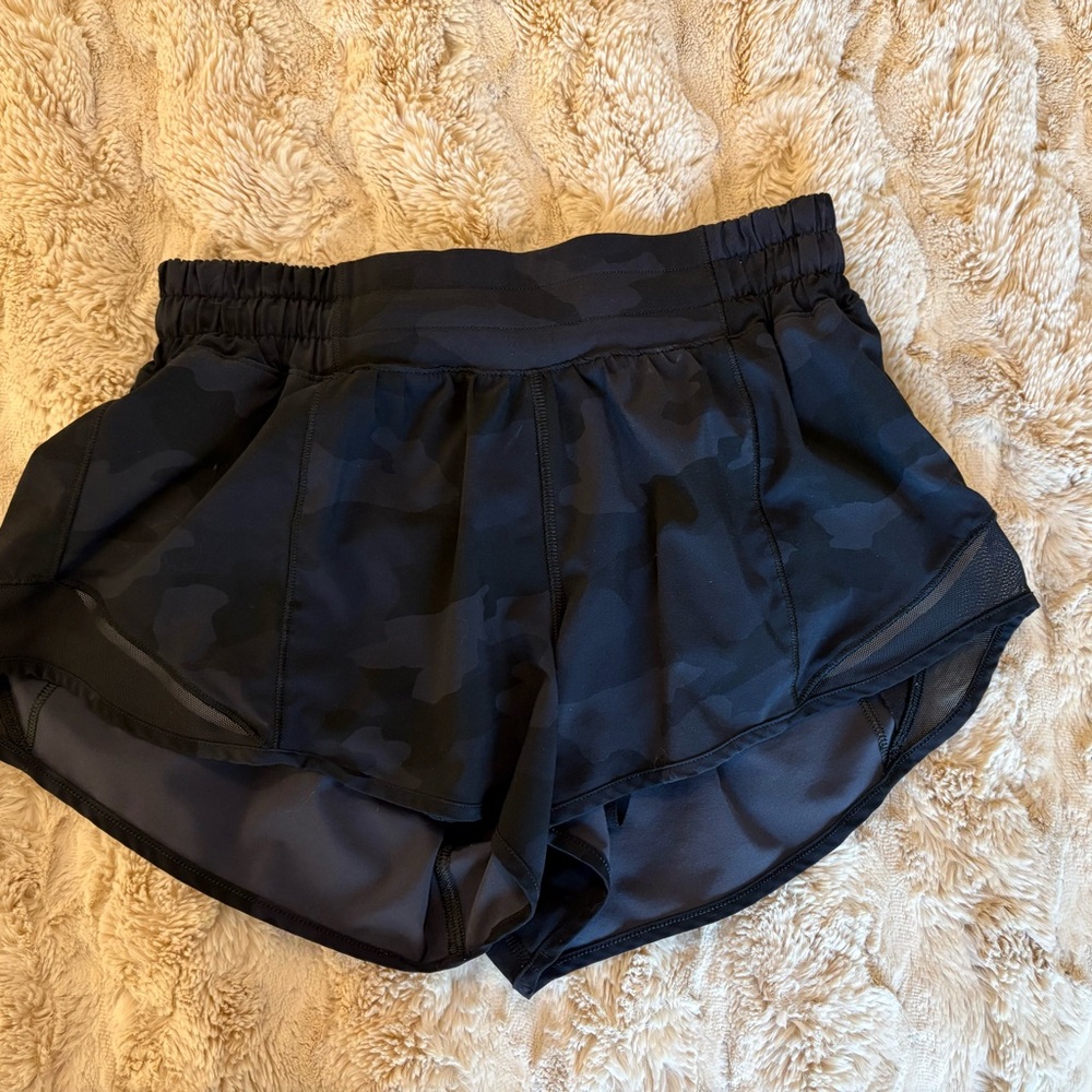 Lululemon Hotty Hot  Short 2.5” Inseam black Camo